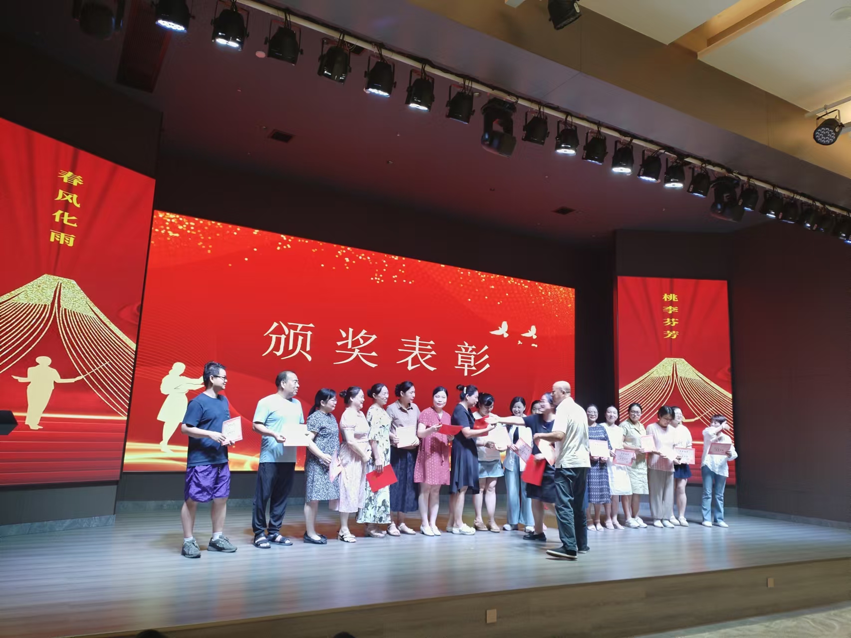 9月10日，曙光学校教师节文艺晚会在乐鱼官方网页版-乐鱼（中国）溢香园酒店举办